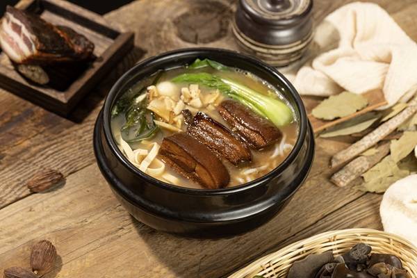 把子肉砂锅米线 Braised Pork in Pork Bone Broth